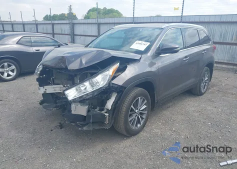 2019 Toyota Highlander Xle z USA, uszkodzony, nr VIN 5TDKZRFH3KS353087
